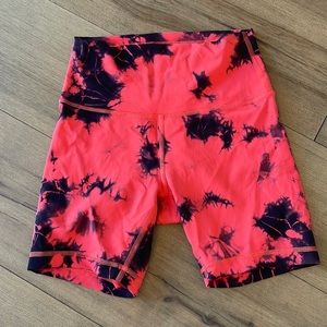 Lulu wunder train high rise shorts. 4”
